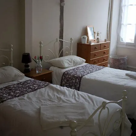 La Jolie Cour - The Perfect Break