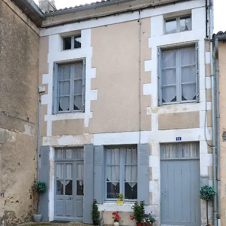 La Jolie Cour - The Perfect Break