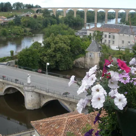 La Jolie Cour - The Perfect Break